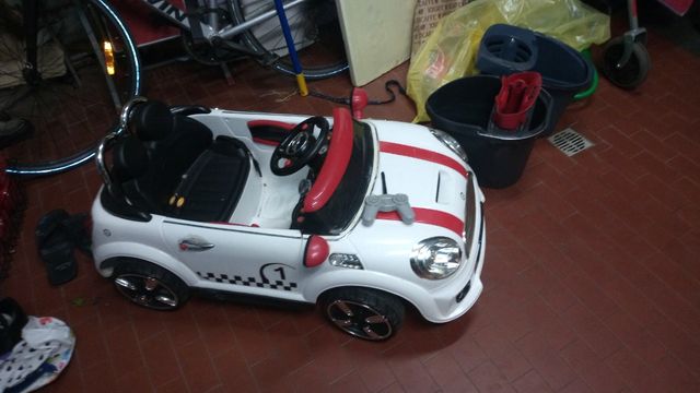 Macchinina a batteria con telecomando