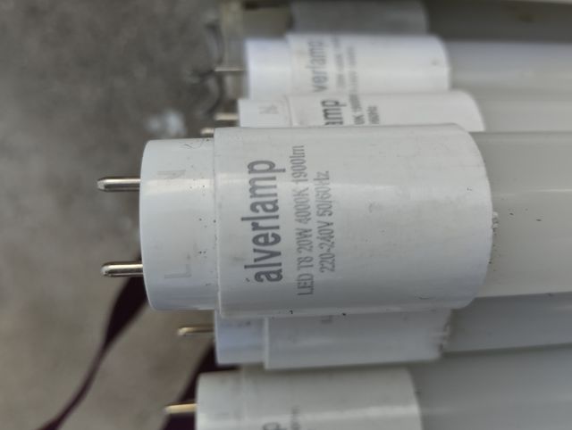 25 LEDs fluorescentes a 3 e uma unidade