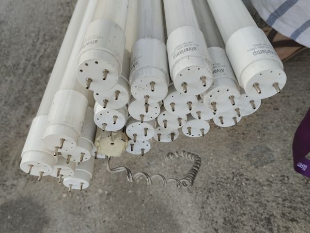 25 LEDs fluorescentes a 3 e uma unidade