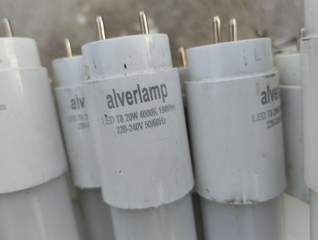 25 LEDs fluorescentes a 3 e uma unidade