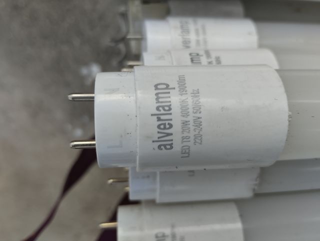 25 LEDs fluorescentes a 3 e uma unidade