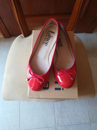 manoletinas de charol rojo, marca Lince