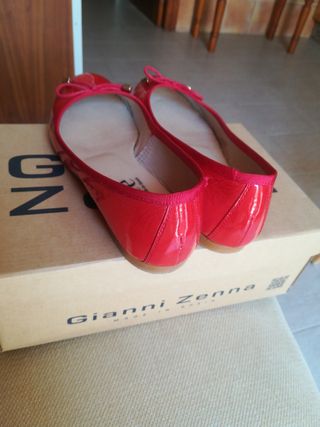 manoletinas de charol rojo, marca Lince