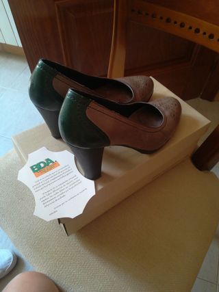 zapatos de salón de piel de color Taupe y verde