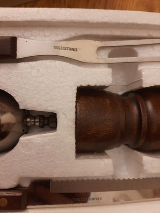 Set salero, pimentero y cuchillo.