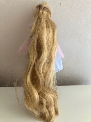 Mini Barbie Rapunzel. Seminueva