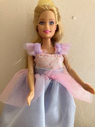 Mini Barbie Rapunzel. Seminueva