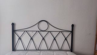 Cabecero antiguo de metal negro de 1,35 mts.