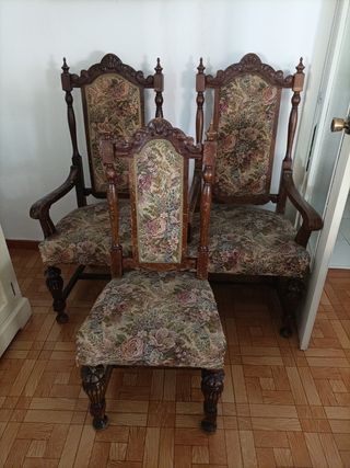 Se venden sillones antiguos.
