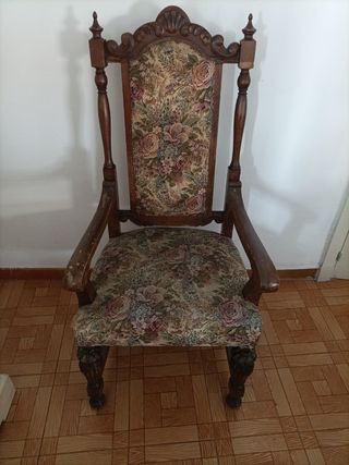 Se venden sillones antiguos.