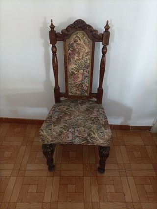 Se venden sillones antiguos.