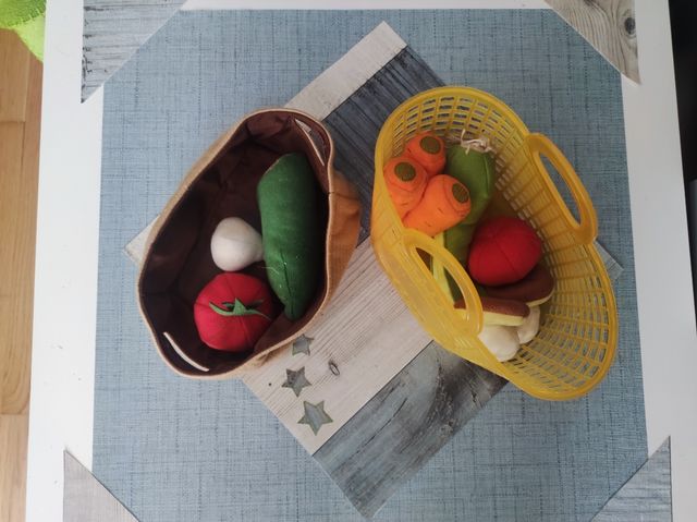 Cesta fruta , juguetes