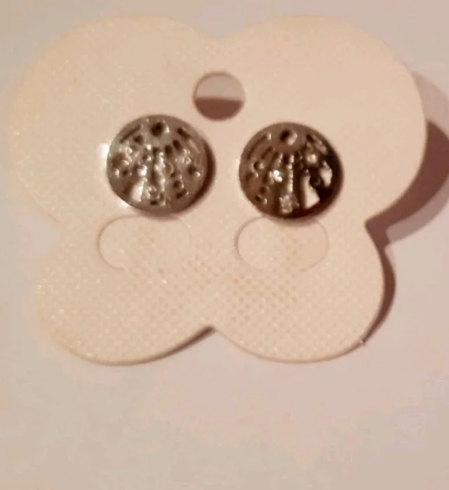 Estrenar pendientes clásicos.