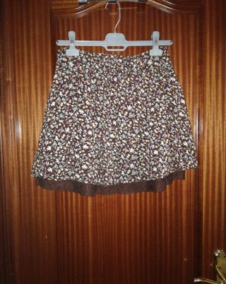 falda de flores.
