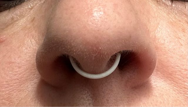 Bodycandy. Piercing septum color blanco