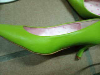 Zapato de salón verde.