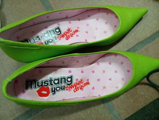 Zapato de salón verde.