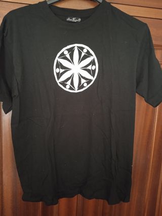 Camiseta negra con símbolo celta