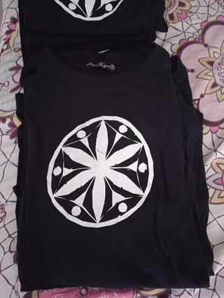 Camiseta negra con símbolo celta