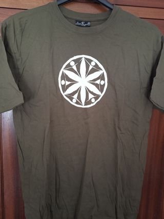 Camiseta verde con símbolo celta