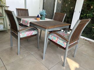 Mesa con 4 sillas 