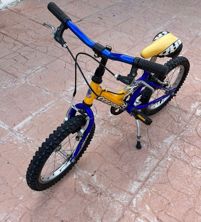 Bicicleta pequeña de montaña. (con ruedines)