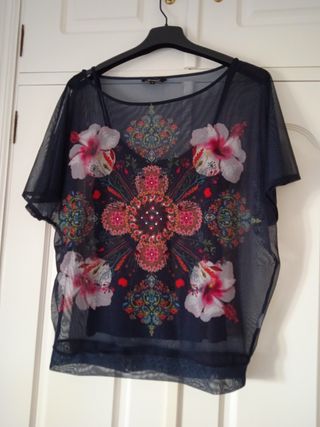Blusa desigual prácticamente nueva