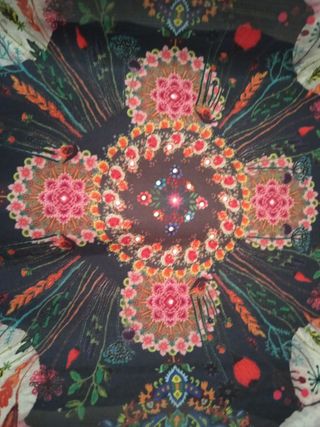 Blusa desigual prácticamente nueva