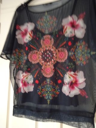 Blusa desigual prácticamente nueva