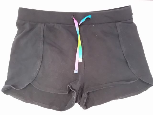 Pantaloncini corti (2 di due taglie diverse)