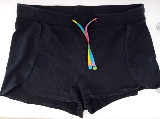 Pantaloncini corti (2 di due taglie diverse)