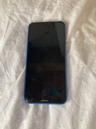 Huawei p20 lite con diversas fundas y cargador