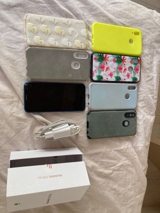Huawei p20 lite con diversas fundas y cargador