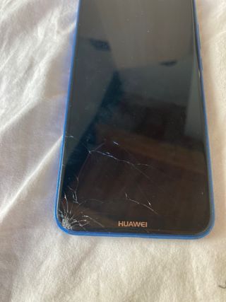 Huawei p20 lite con diversas fundas y cargador