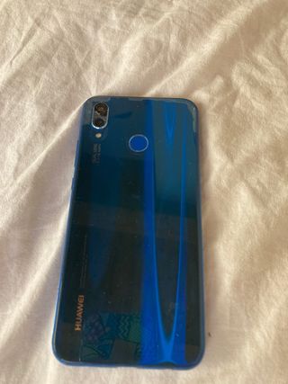 Huawei p20 lite con diversas fundas y cargador
