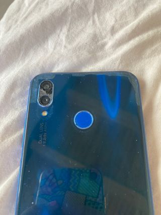 Huawei p20 lite con diversas fundas y cargador