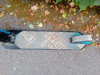 Patinete infantil negro y azul