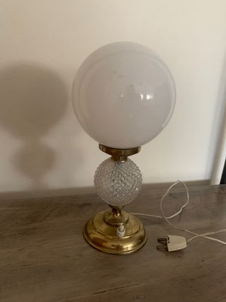 Antigua lampara de mesa globo