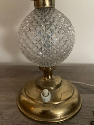 Antigua lampara de mesa globo