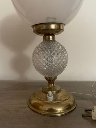Antigua lampara de mesa globo