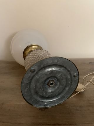 Antigua lampara de mesa globo