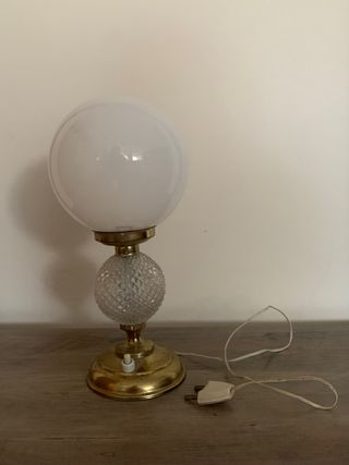 Antigua lampara de mesa globo