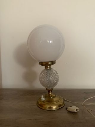 Antigua lampara de mesa globo