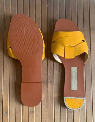 Sandalias planas piel mostaza Zara