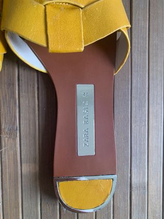 Sandalias planas piel mostaza Zara