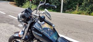 Moto Suzuki Chopper 550L