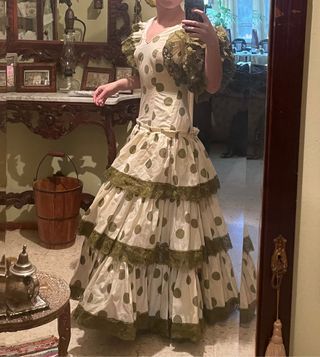 Traje de flamenca verde aceituna y blanco