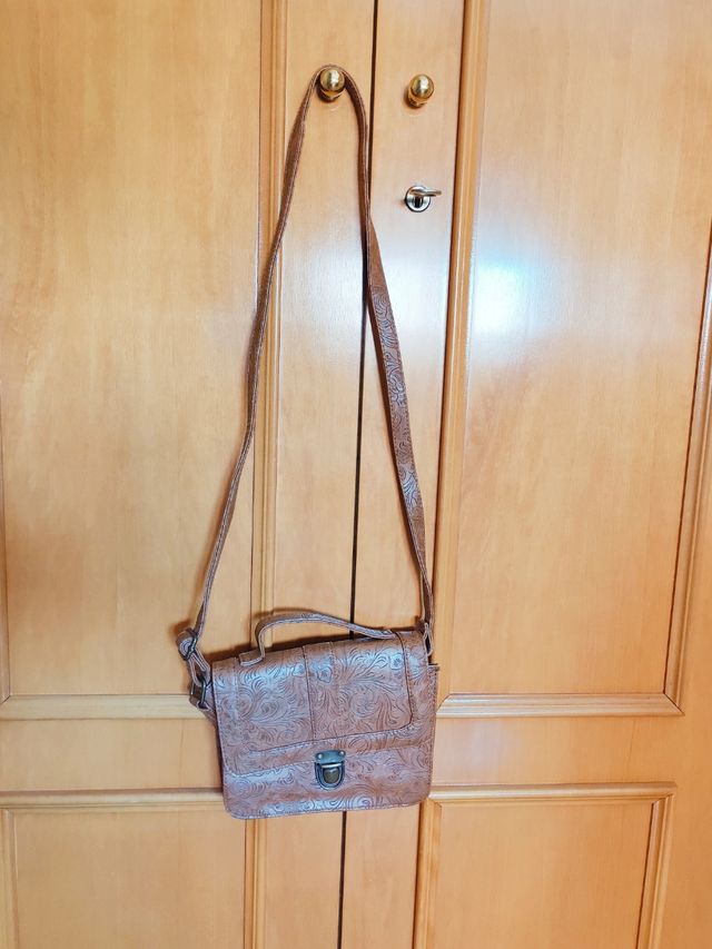 Bolso marrón pequeño