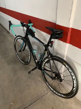 Bicicleta de carretera Bianchi con 3 juegos ruedas