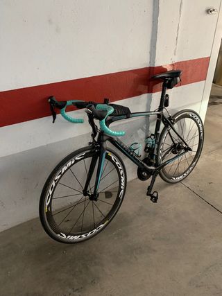 Bicicleta de carretera Bianchi con 3 juegos ruedas